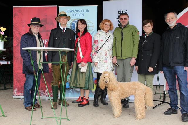 v.li.: Heinz Schlager, Jürgen und Lisa Löschnauer, Andrea und Gerhard Urbanek seitens der Organisatoren und Vizebürgermeisterin Birgit Sandler und Alois Kieninger Leiter des Referats Grünflächen und Friedhöfe der Stadt Leoben

 | Foto: Helga Dietmaier