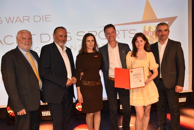 Die Vertreter vom Dressurteam Burgenland: RLV-Präs. Dietrich Sifkovits, LH Hans Peter Doskozil, Belinda Weinbauer, Peter Gmoser, Lilli Ochsenhofer und LR Heinrich Dorner | Foto: Michael Strini