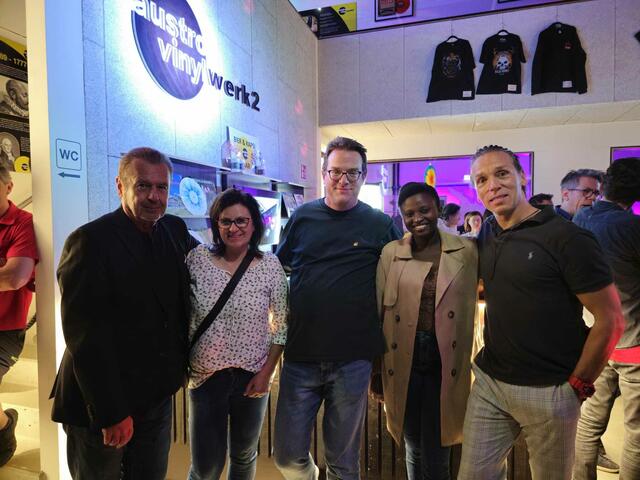 Austrovinyl-Geschäftsführer Peter Wendler (M.) freute sich über ein volles Haus. | Foto: Gery Richter