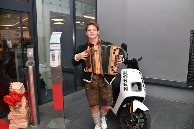 Als Begrüßung gab es gleich ein Ständchen auf der Steirischen Harmonika.  | Foto: MeinBezirk.at