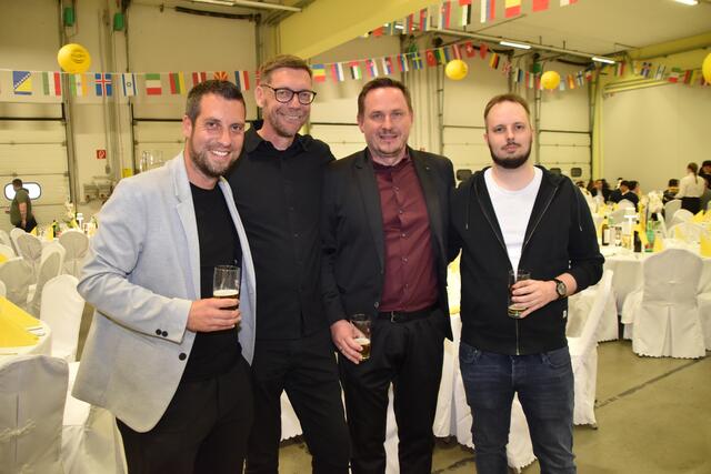 Die Logistik-Abteilung: Roman Weger, Wolfgang Oberrauner, Michal Golebiowski und Markus Moser.  | Foto: MeinBezirk.at