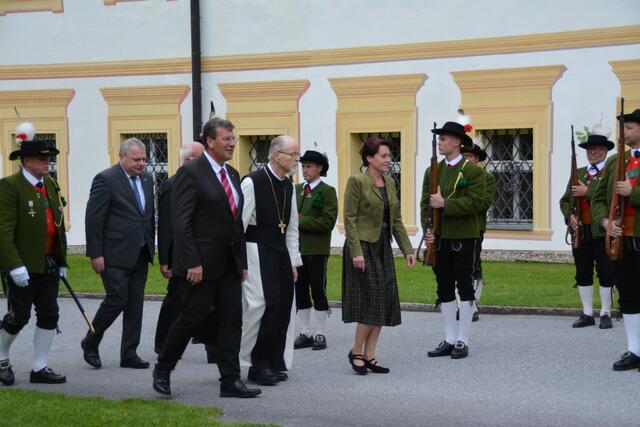 Beim Abschreiten der Ehrenformation wurde der Jubilar unter anderem von Landtagspräsidentin Sonja Ledl Rossmann und LA Jakob Wolf begleitet.