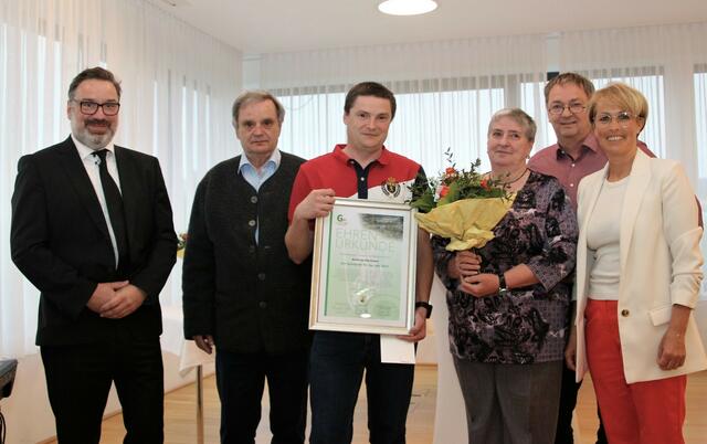 Ein Trainerleben für den Volleyballnachwuchs: Sportpreisträger Andreas Herrmann mit seinen Eltern, Laudator Rudolf Lehner sowie Bgm. Andreas Derntl und VBgm. Michaela Traxler. | Foto: Eckhart Herbe