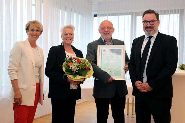 Ein Kämpfer für die Biodiversität: Fritz Gusenleitner (mit Gattin) nahm aus den Händen von Bgm. Andreas Derntl und VBgm. Michaela Traxler den Umweltpreis entgegen. | Foto: Eckhart Herbe