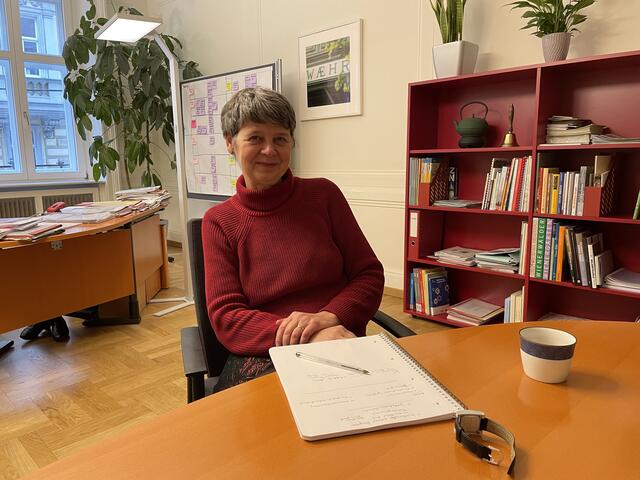 Bezirkschefin Silvia Nossek (Grüne) in ihrem Büro. | Foto: Johannes Reiterits