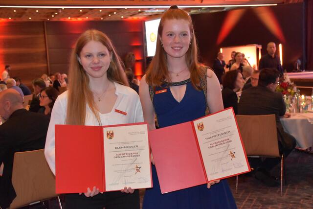 Die "Aufsteigerinnen" Elena Eidler (Karate) und Tina Hetfleisch (Grasski) | Foto: Michael Strini