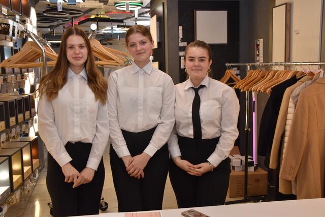 Fleißige Unterstützung war auch im Einsatz. Sowohl für die Garderobe ... | Foto: MeinBezirk.at