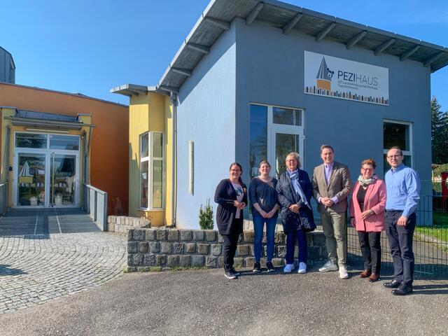 Kindergartenleiterin Petra Leitzinger, Kleinkindgruppenleiterin Nicole Tillmann, Rettet das Kind NÖ Geschäftsführerin Monika Franta, MAS, Obmann Rettet das Kind NÖ LAbg. Christoph Kaufmann, MAS, Bürgermeisterin Josefa Geiger, Amtsleiter OSekr. Andreas Knirsch | Foto: Marktgemeinde Sieghartskirchen
