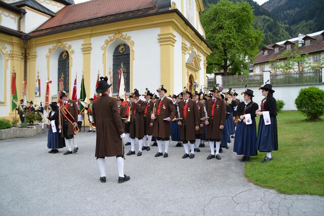 Die Musikkapelle Stams spielte dem Jubilar ein paar Werke zum Geburtstag.