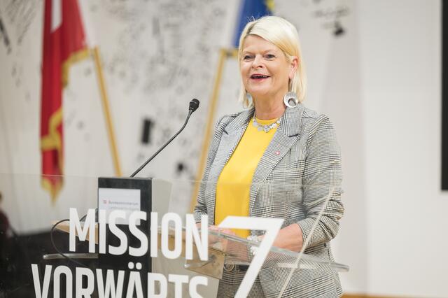 Verteidigungsministerin Klaudia Tanner bei Auszeichnung von Sportlerinnen und Sportlern. | Foto: HBF/Kulec