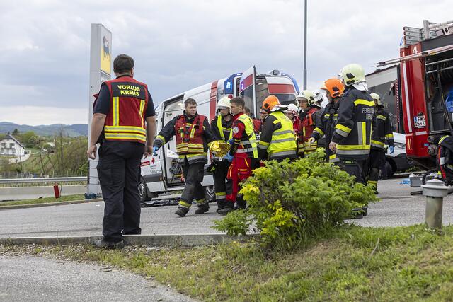 Der Schwerverletzte wird mit dem Christophorus nach St. Pölten gebracht. | Foto: FF Krems, Manfred Wimmer