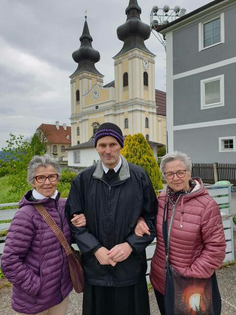 Pater Engelbert mit Sängerinnen Poldi und Maria