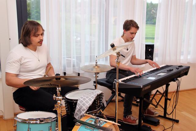 Künftige Kulturpreisträger? Jonathan und Valentin Hoheneder begeisterten als Keyboarder und Schlagzeuger. Sie sind schon Landessieger beim Bandwettbewerb der Musikschulen. | Foto: Eckhart Herbe