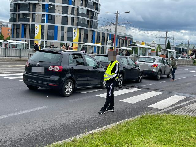 Mitten auf dem Zebrastreifen krachte es – weder Fahrzeuginsassen noch Fußgänger wurden verletzt. | Foto: BRS
