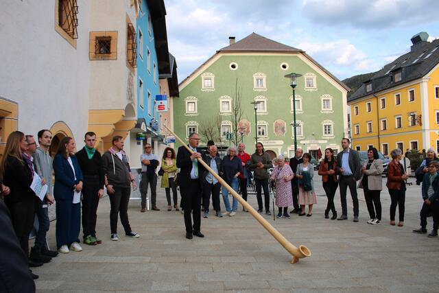 Tamswegs Bürgermeister Georg Gappmayer am Marktplatz mit seinem Alphorn bei der Eröffnung der Vernissage | Foto: Lebenshilfe/Anditsch