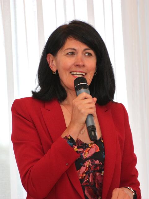 Laudatorin des Sozialpreises war Victoria Belsö, Obfrau des Sozialausschusses. | Foto: Eckhart Herbe