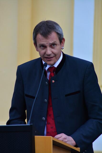 Der Mötzer Bürgermeister Michael Kluibenschädl schenkte dem Mötzer Pfarrer einen Tag Zeit, den er mit Vertretern der Gemeinde verbringen wird können.