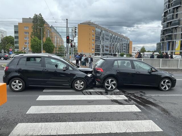 Mitten auf dem Zebrastreifen krachte es – weder Fahrzeuginsassen noch Fußgänger wurden verletzt. | Foto: BRS