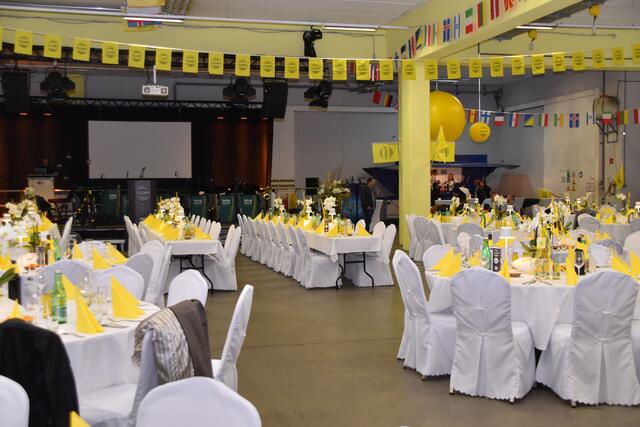 Passend zum Unternehmen war auch die Dekoration in der gelben GLOBO-Farbe gehalten. | Foto: MeinBezirk.at