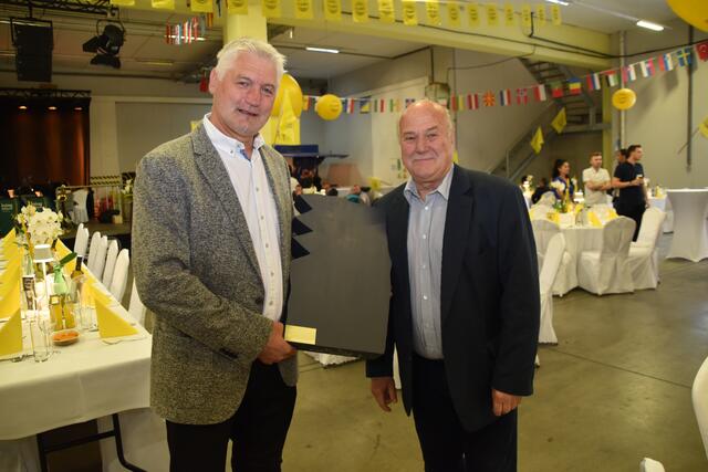 Guntram Perdacher, Bürgermeister St. Jakob im Rosental und der erste Vizebürgermeister Karl Fugger (r.) kamen nicht mit leeren Händen.  | Foto: MeinBezirk.at