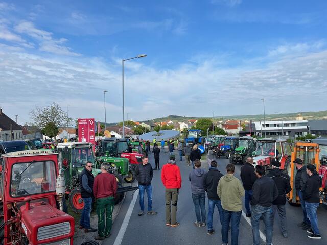 Traktoren unterstützten die Protestkundgebung. | Foto: Jois Info