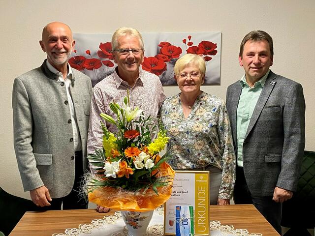 v.l.: Bgm. Josef Schaden, Josef und Paula Paulhart und GfGR Gerhard Grünbeck | Foto: Marktgemeinde Schweiggers