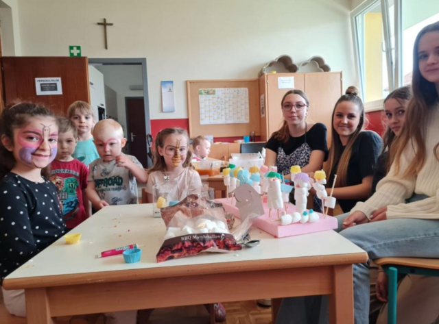 Kindergartenkinder und HAK-Schülerinnen basteln für das Blumenfest | Foto: bebruck