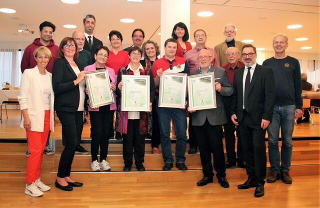 Verdiente Ausgezeichnete: Die Preisträger für Soziales, Kultur, Sport und Umwelt mit den Laudatoren Victoria Belsö und Rudolf Lehner, Bgm. Andreas Derntl und VBgm. Michaela Traxler. | Foto: Eckhart Herbe