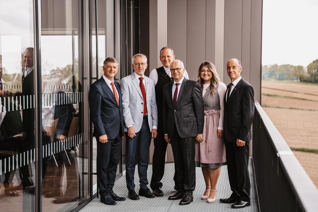 Feierten gemeinsam die ZIB Eröffnung (v.l.): Bürgermeister Gerhard Rohrer, Vizebürgermeister Wolfgang Smogavez, Vizebürgermeister Georg Pock, Landesrat Johann Seitinger, Gemeinderätin Michaela Lorber und Gemeindekassier August Jöbstl. | Foto: Michaela Lorber