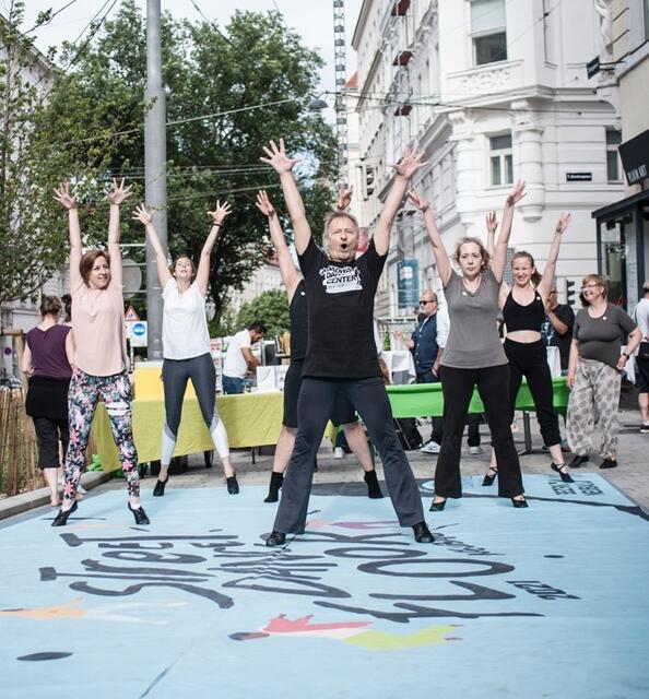 Kostenlose Tanzstunden für Jung und Alt gibt es bis September am Neubau. | Foto: Kulturverein Neubau tanzt