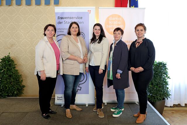 Gemeinderätin Martina Ludwig-Faymann (SPÖ), Frauenstadträtin Kathrin Gaál (SPÖ), Gemeinderätin Dolores Bakos (Neos), Gemeinderätin Waltraud Karner-Kremser (SPÖ) und Gemeinderätin Berivan Aslan (Grüne)(v.l.). | Foto: PID/Martin Votava