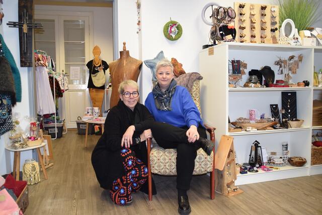 Beim Mochareimarkt am 20. Mai gibt es auch eine Modenschau von Mocharei-Designerin Birgit Klug (links), hier mit Mocharei-Chefin Silke Huber | Foto: Katrin Pirzl
