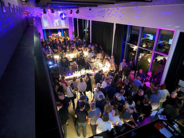 Volles Haus in der Schallplattenmanufaktur Austrovinyl in Fehring. Durch den Abend führte Udo Huber. | Foto: Gery Richter