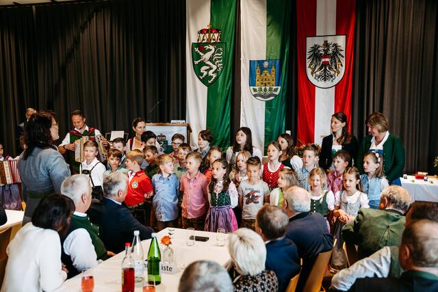 Auch die Kinder wirkten am der sehr feierlichen Festakt mit. | Foto: Michaela Lorber