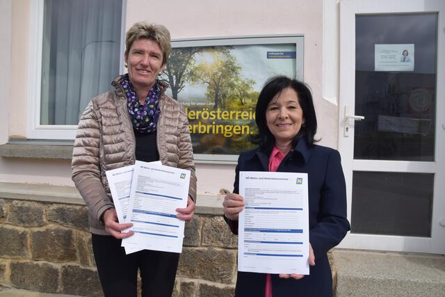 Martina Diesner-Wais und mit dem Papierantragsformuar, welches in der ÖVP-Bezirksgeschäftsstelle Gmünd erhältlich ist. | Foto: VP NÖ