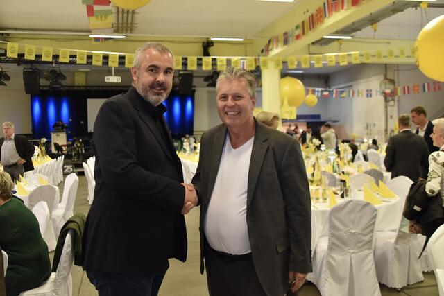 Alexandros Mazaris (l.), GLOBO Marketing, und Gerhard Gruber, Regionalmedien Kärnten Geschäftsstellenleitung Völkermarkt.  | Foto: MeinBezirk.at