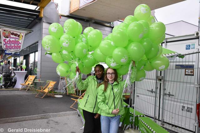 Vom Stadtmarketing wurden auch Luftballons ausgeteilt.  | Foto: Gerald Dreisiebner