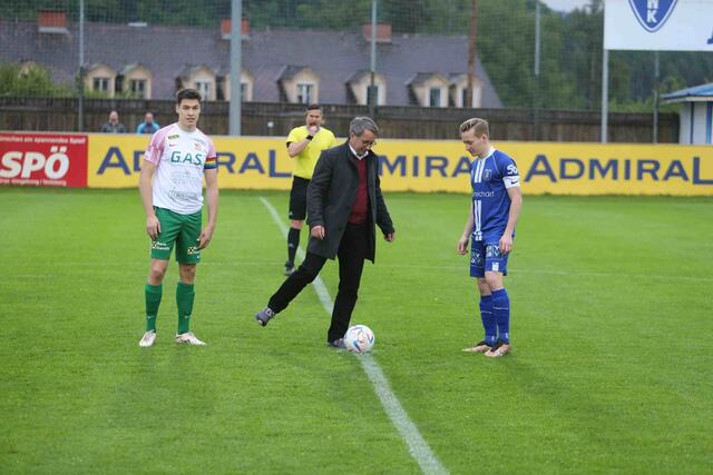 Der Rosentaler Bürgermeister Johannes Schmid sorgte für die Matchballspende in Köflach. | Foto: Franz Taucher/ASK Köflach