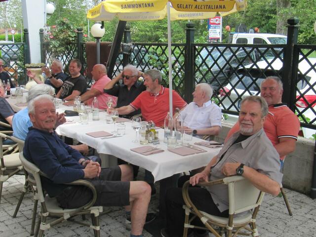 Der TC-Vital Anif und 5 Teilnehmer des UTC-Hallein; insgesamt 14 Mann verbrachten 4 Trainingstage in Umag/Kroatien.
Mittagspause in Palmanova bei der Anreise.