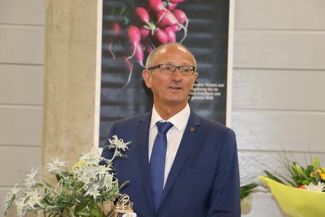 Landeshauptmann Anton Mattle freut sich, das Tiroler Landeswappen der Familie Kofler überreichen zu können. | Foto: Elisabeth Neuner