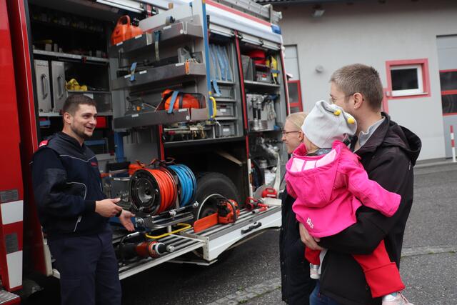 Hier erklärt Richard Riebenbauer von der FF Fernitz Besuchern die Rettungsschere, die vor allem bei Autounfällen zur Rettung eingeschlossener Personen zum Einsatz kommt.  | Foto: Edith Ertl