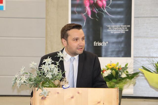 Zammer Bürgermeister Benedikt Lentsch hebt hervor, wie wichtig der Familienbetrieb für den Wirtschaftsstandort Zams sei. | Foto: Elisabeth Neuner