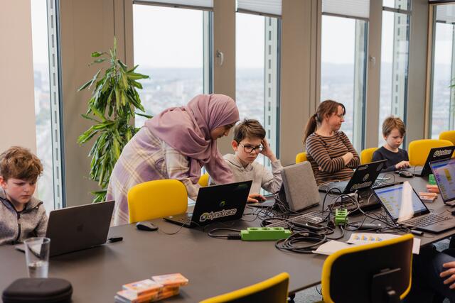 Internationales Team im Hauptstadt Programmier-Club freut sich auf Kinder und Jugendliche egal welcher Herkunft | Foto: Dynatrace