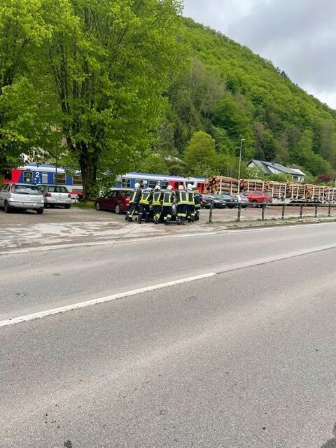 Die Feuerwehr stellte das Auto beim Bahnhof Schrambach ab. | Foto: FF Schrambach