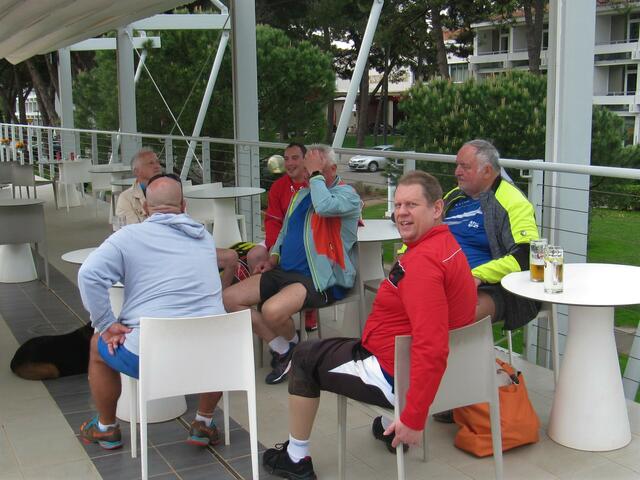 Der TC-Vital Anif und 5 Teilnehmer des UTC-Hallein; insgesamt 14 Mann verbrachten 4 Trainingstage in Umag/Kroatien.
....nach dem Training !!