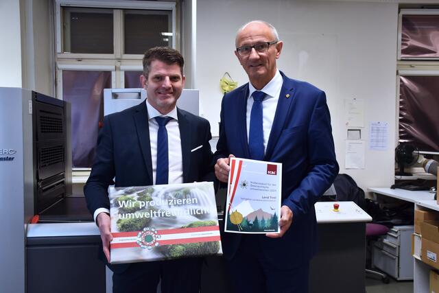 Umweltzeichen_Land Tirol@Milicevic.jpg
LH Anton Mattle besuchte die Landesdruckerei und gratulierte dem Sachgebiet Landeskanzleidirektion und dessen Leiter, Florian Schöpf, zur Zertifizierung. | Foto: Land Tirol/Milicevic