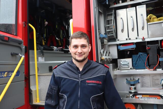 Richard Riebenbauer ist Jugendbeauftragter der FF Fernitz, am Frühstückstag erklärte er Besuchern den Aufbau der Einsatzfahrzeuge. | Foto: Edith Ertl