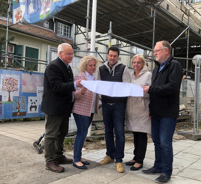 Von links: Volksschulgemeinde-Obmann Herwig Heider, VS-Direktorin Katharina Hussian, IBMS-Direktor Linus Bock, Bürgermeisterin Andrea Kö und Mittelschulgemeinde-Obmann Erik-Karl Tupy freuen sich über den Start der großangelegten Sanierungsabeiten am Schulgebäude Roseggergasse. | Foto: Herwig Heider
