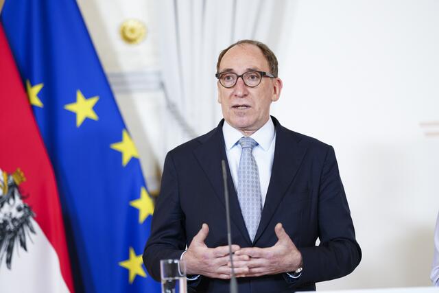 Johannes Rauch (Grüne) will Geld für 500 Kassenärzte aus Vermögenssteuer. | Foto: EVA MANHART / APA / picturedesk.com 