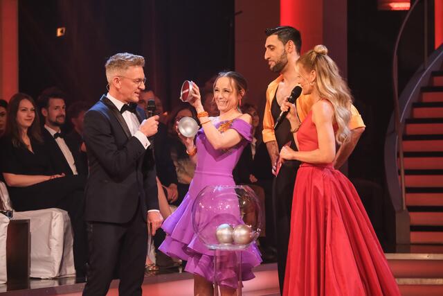 Der Bezirk Mödling hat "seinen" Dancing Star: Missy May (2.v.l.) | Foto: ORF